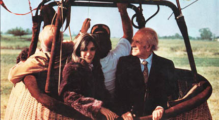 Borges y María Kodama navegando en un balón por California