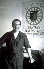 Federico García Lorca ante el cartel de La Barraca su teatro ambulante