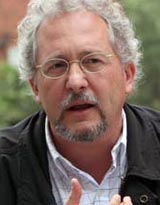Héctor Abab Faciolince (Medellín, 1958), escribe sobre su papá en Semana, Cromos, El Malpensante, Premio de Novela Casa de América, becario del Ministerio de Cultura de Colombia, es un autor Alfaguara.