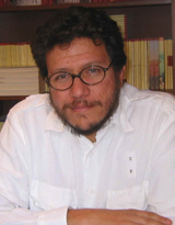 Santiago Gamboa (Bogotá, 1965), secretario de la Embajada de Colombia ante la Unesco, graduado en la Universidad Pontificia Bolivariana, periodista de Radio Francia, corresponsal de El Tiempo y France Press, autor Seix Barral.