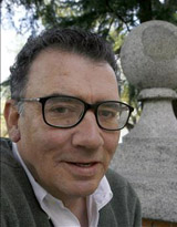 Darío Jaramillo Agudelo (Santa Rosa de Osos, 1947), Gerente Cultural del Banco de la República de Colombia por 25 años, abogado de la Pontificia Universidad Javeriana, director por un cuarto de siglo de la revista Boletín Cultural y Bibliográfico, Premio Nacional de Poesía y Candidato al Premio Rómulo Gallegos, poeta en la Residencia de Estudiantes de Madrid. Pre-textos, Alfaguara y Fondo de Cultura Económica han publicado sus libros. 