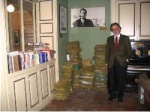 El Doctor Pedro Alejo rodeado de mas libros