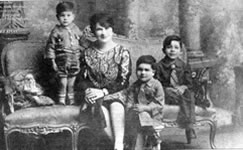 A la izquierda Carlos Martínez Rivas con su madre