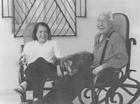 Olga Chams Eljach y El&iacute;as Romero Fuenmayor en la casa de la poeta en el barrio Bellavista de Barranquilla. 
