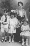 Olga Chams Eljach, última a la derecha, con su madre Isabel y sus hermanos William y Alicia