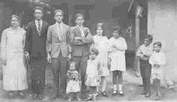 Rogerio Tenorio (segundo de derecha a izquierda) con su madre Persides y sus hermanos Saulo, Pablo, Luis Carlos, Rita, Agustina, Antonio, Ana Tulia y Limbania