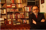 El Doctor Pedro Alejo rodeado de libros